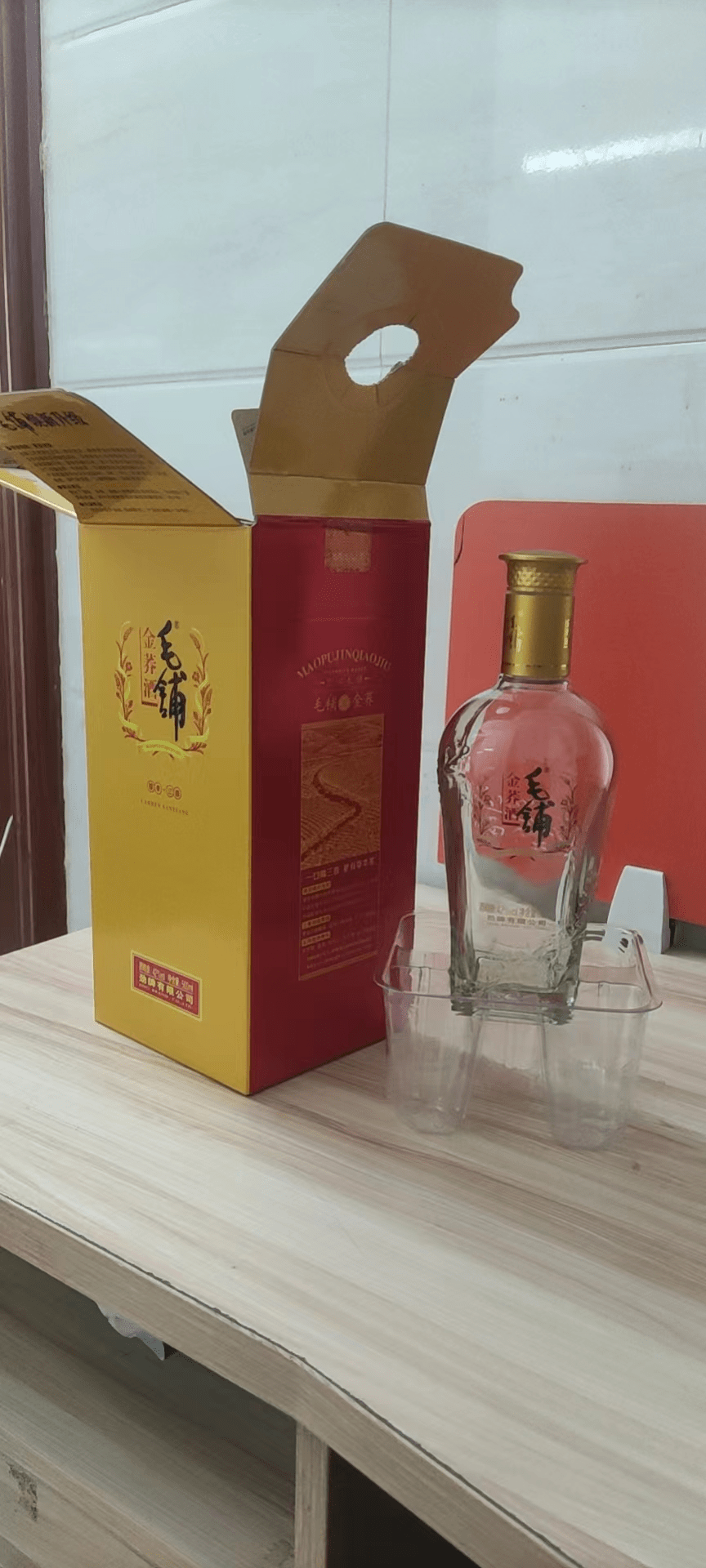 白酒包装盒作用,广州包装盒厂家说明利用礼盒外观吸引消费者